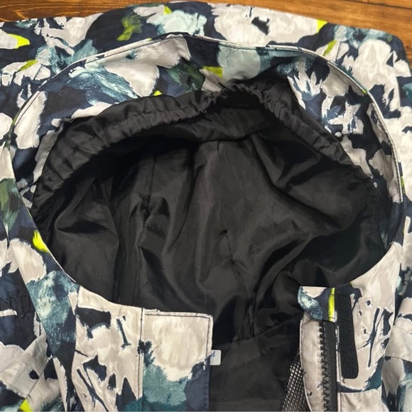 Girls The North Face rain jacket xl - Picture 4 of 4